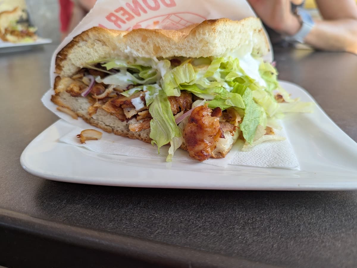 Kebab im Fladenbrot von Happy Snack, gefüllt mit Fleisch und Salat