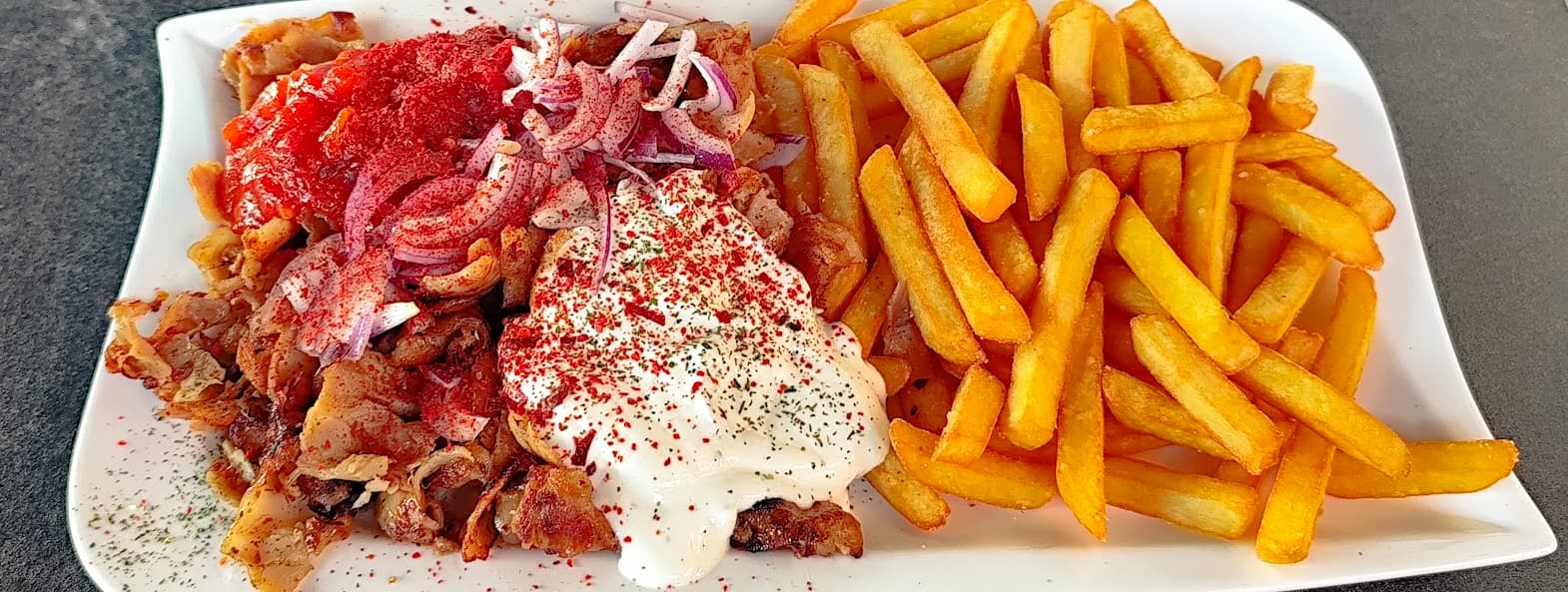 Kebab von Happy Snack mit Zwiebeln, Joghurtsauce und Pommes